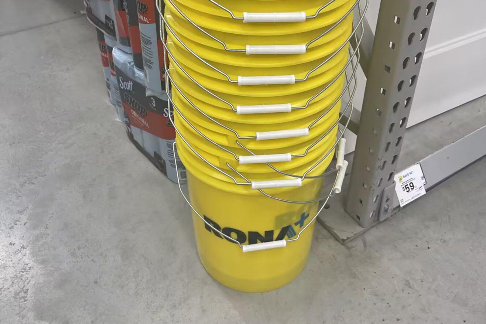 RONA Plastic bucket
